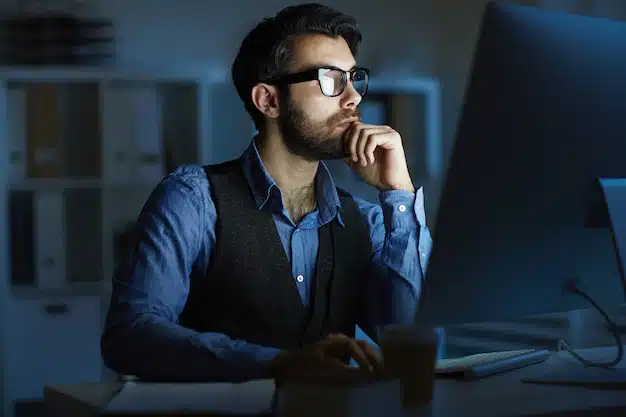 man-working-night_1098-12798 ช่วงเวลาเทรด Forex