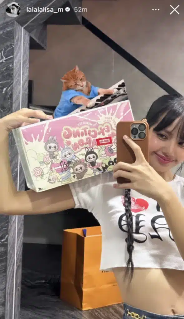 FRLRMhgTsb0eRIqFoTuv ลิซ่าถือลาบูบู้ Pop Mart